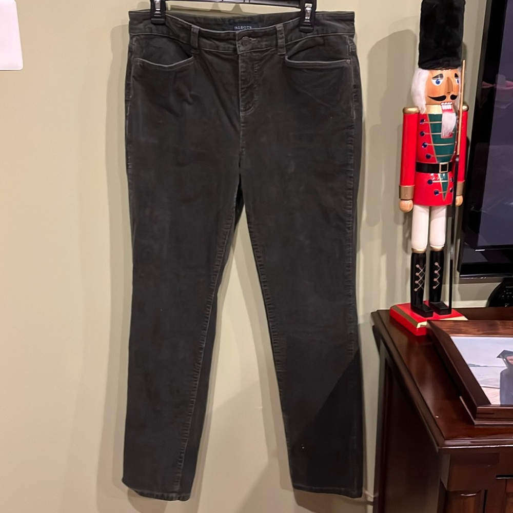 Women’s Talbots 5-Pocket Straight Leg Moss Green Corduroys. Size 10.